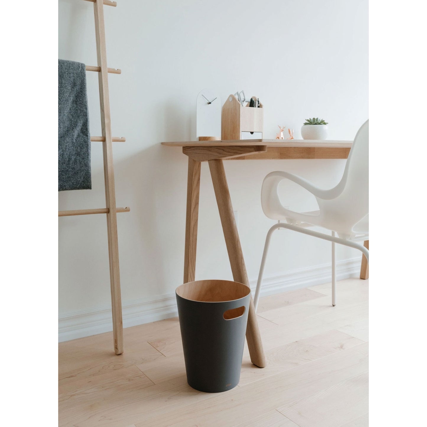 Woodrow Trash Can in Charcoal / Natural