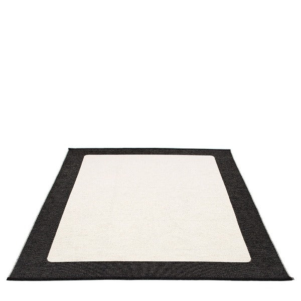 Amagansett Plastic Floor Mats Black/Vanilla (Multiple Sizes)