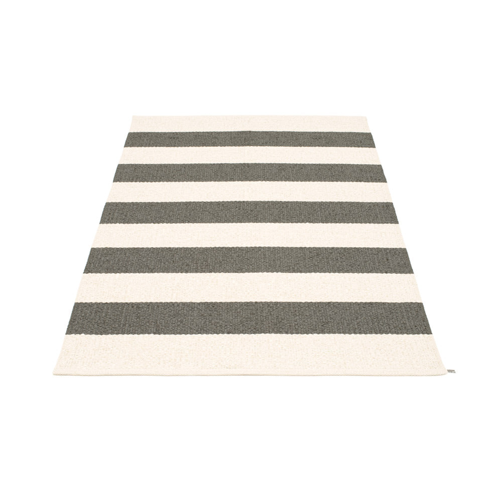 Bridgehampton Plastic Floor Mats Charcoal/Vanilla (Multiple Sizes)
